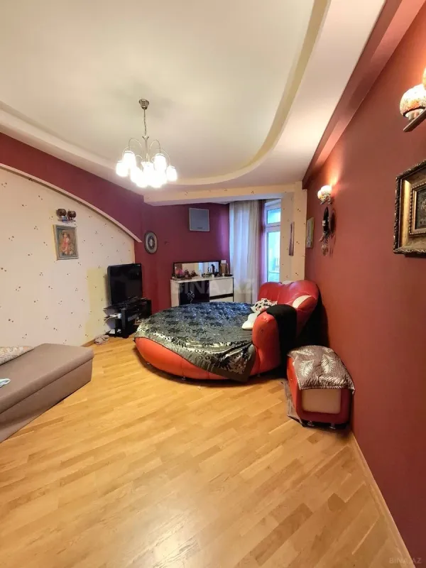 Satılır 5 otaqlı mənzil 300 m²