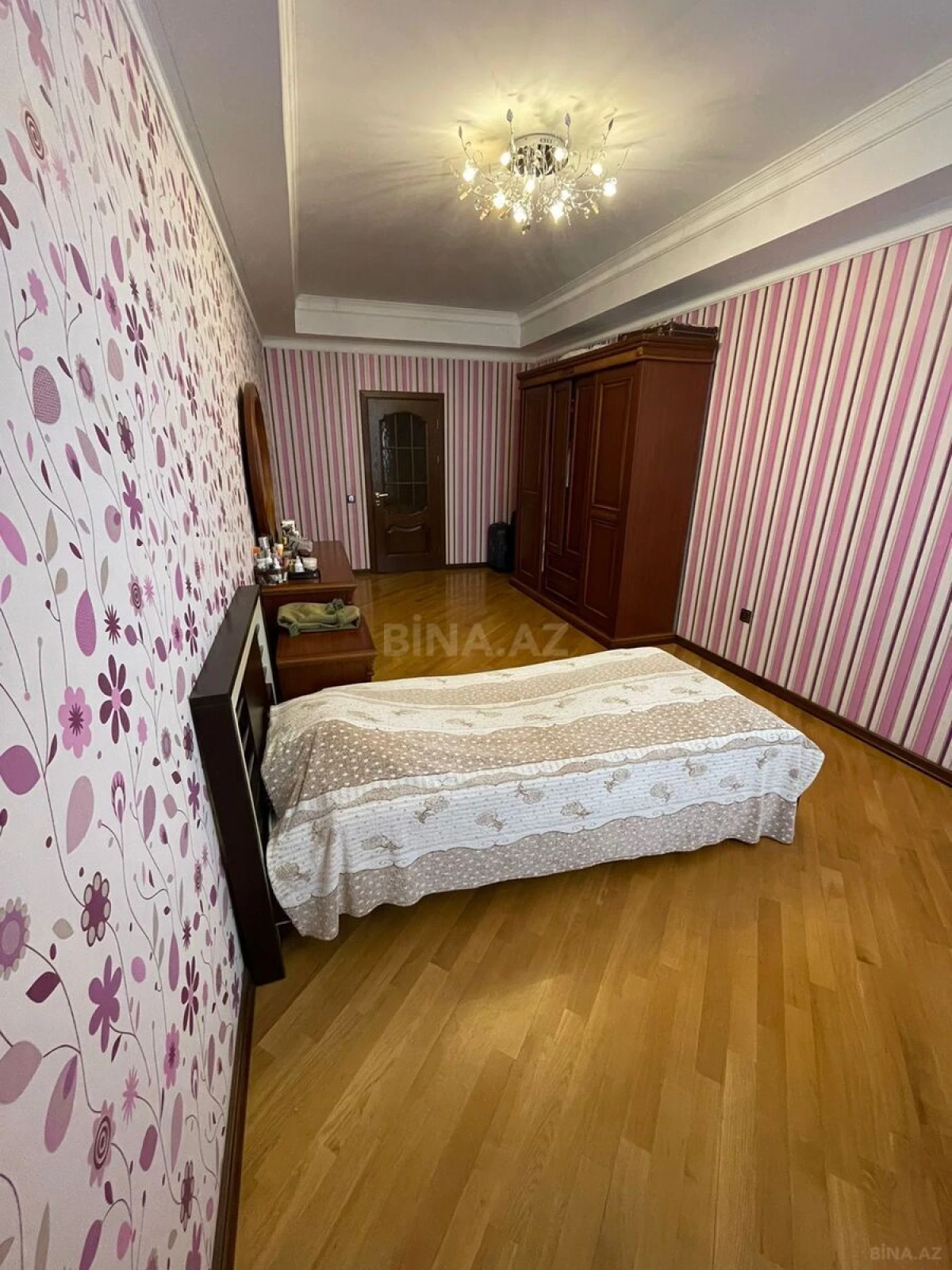 Satılır 4 otaqlı mənzil 180 m²