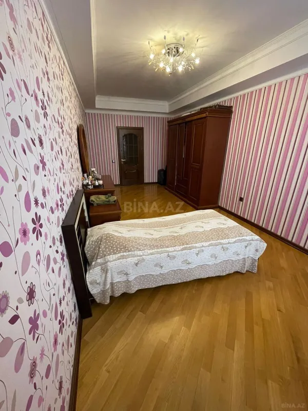 Satılır 4 otaqlı mənzil 180 m²