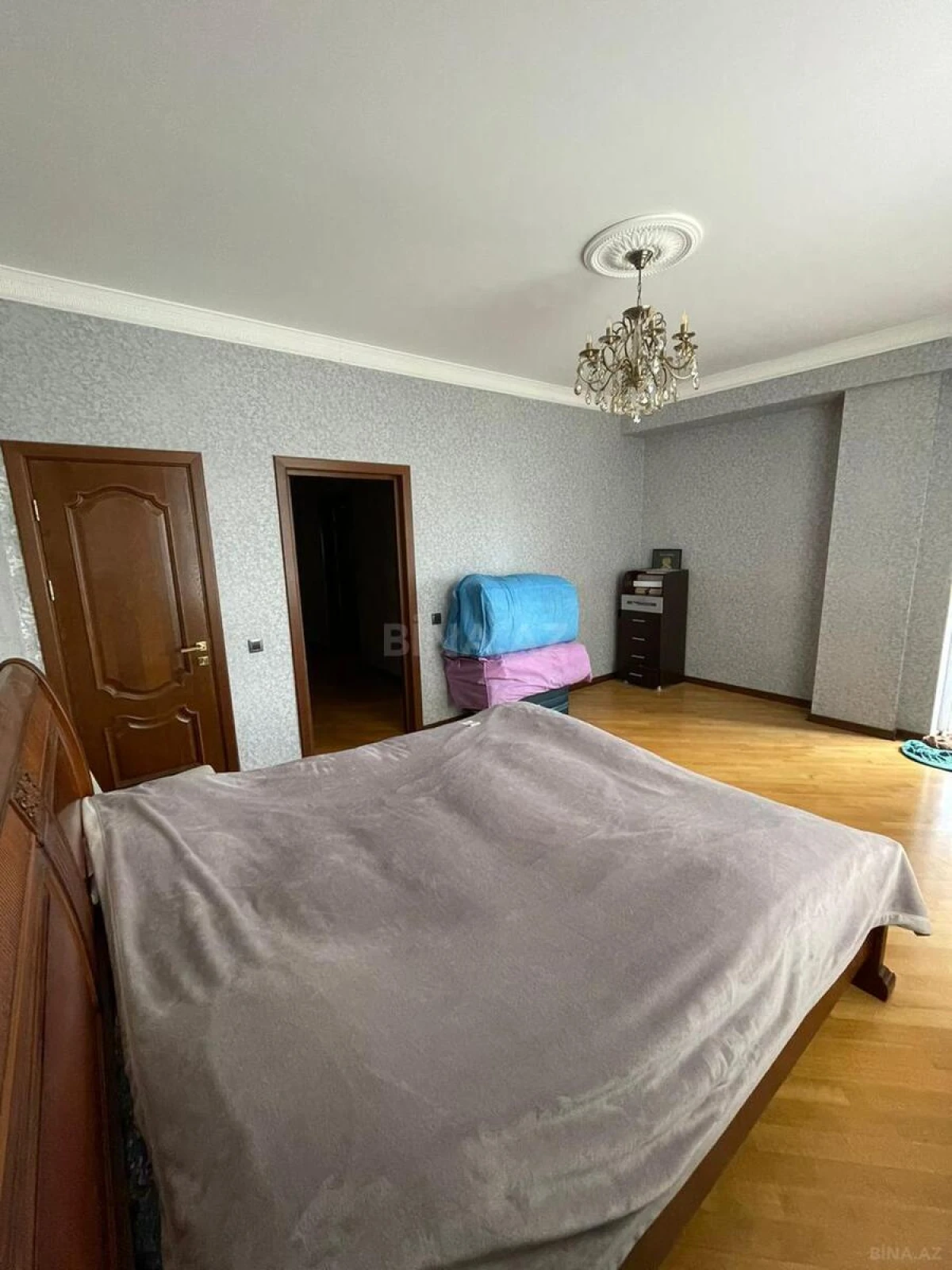 Satılır 4 otaqlı mənzil 180 m²