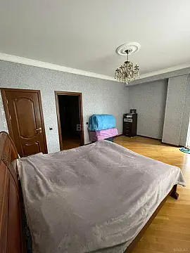 Satılır 4 otaqlı mənzil 180 m²