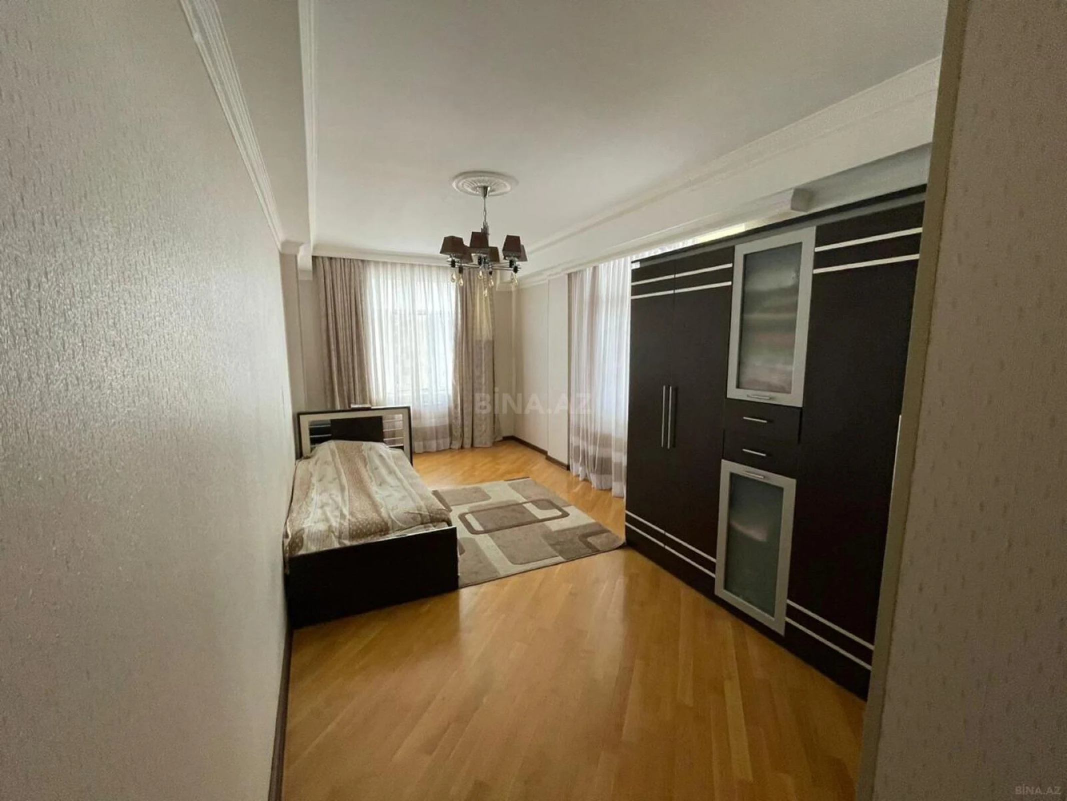 Satılır 4 otaqlı mənzil 180 m²