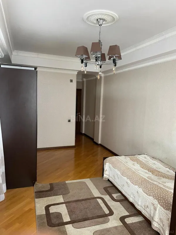 Satılır 4 otaqlı mənzil 180 m²