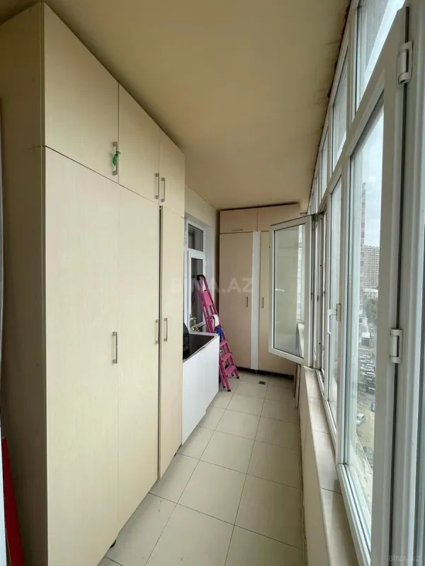 Satılır 4 otaqlı mənzil 180 m²
