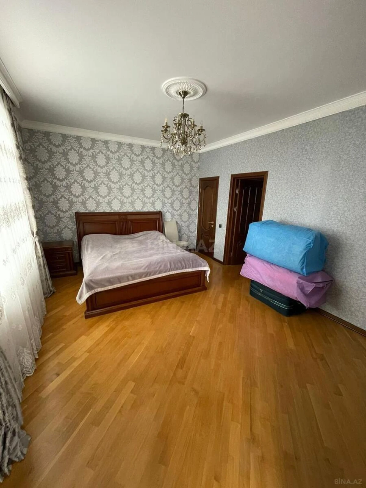 Satılır 4 otaqlı mənzil 180 m²