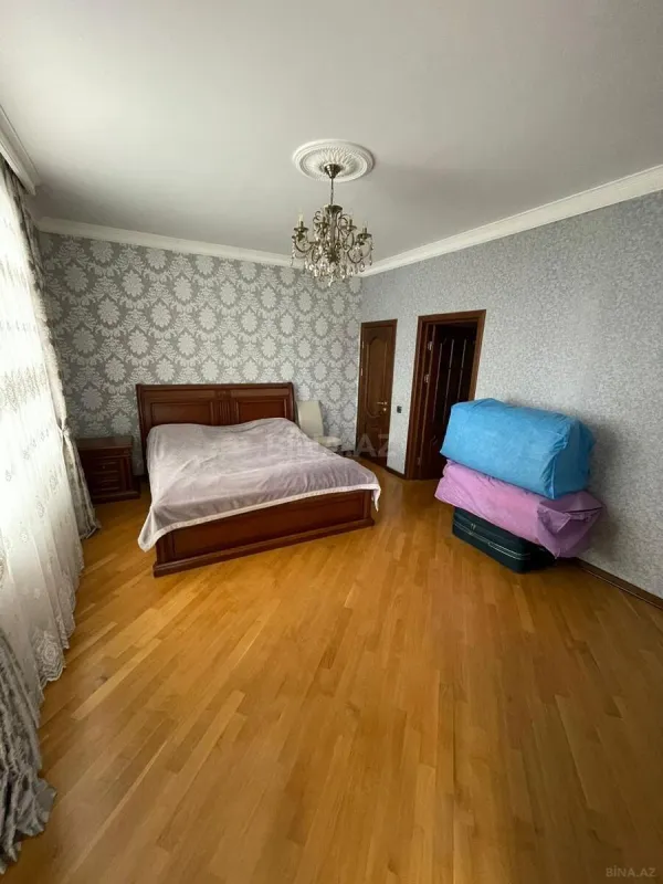 Satılır 4 otaqlı mənzil 180 m²