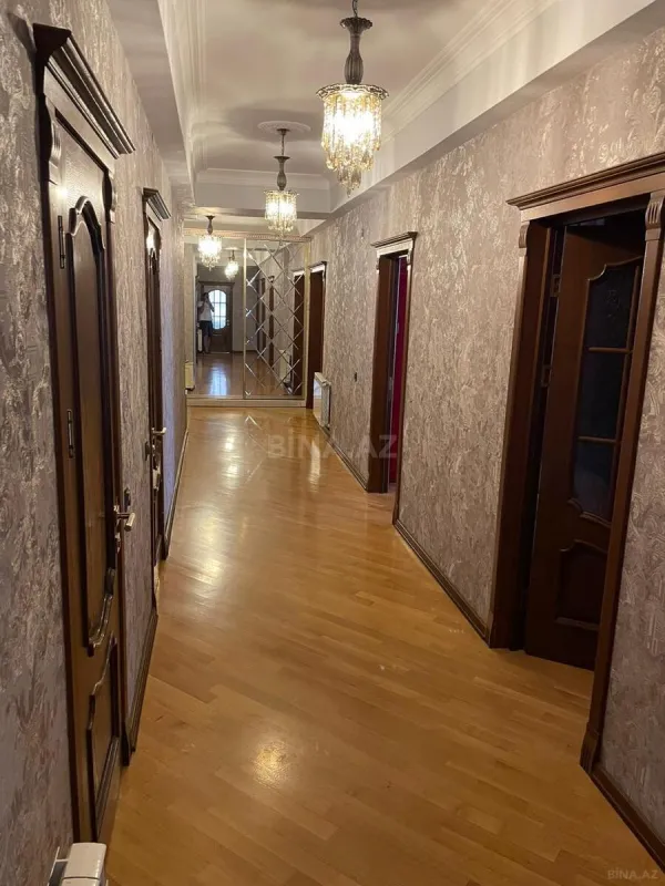 Satılır 4 otaqlı mənzil 180 m²