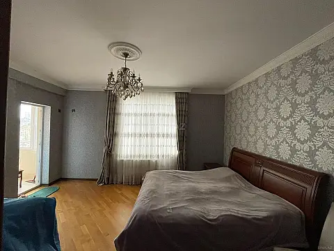 Satılır 4 otaqlı mənzil 180 m²