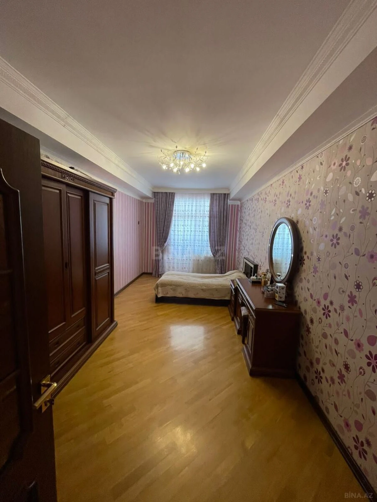 Satılır 4 otaqlı mənzil 180 m²