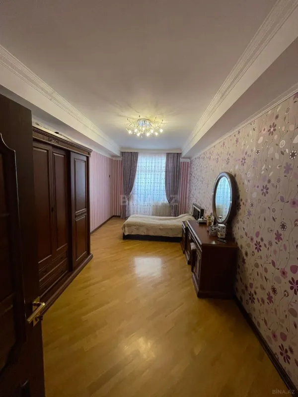 Satılır 4 otaqlı mənzil 180 m²
