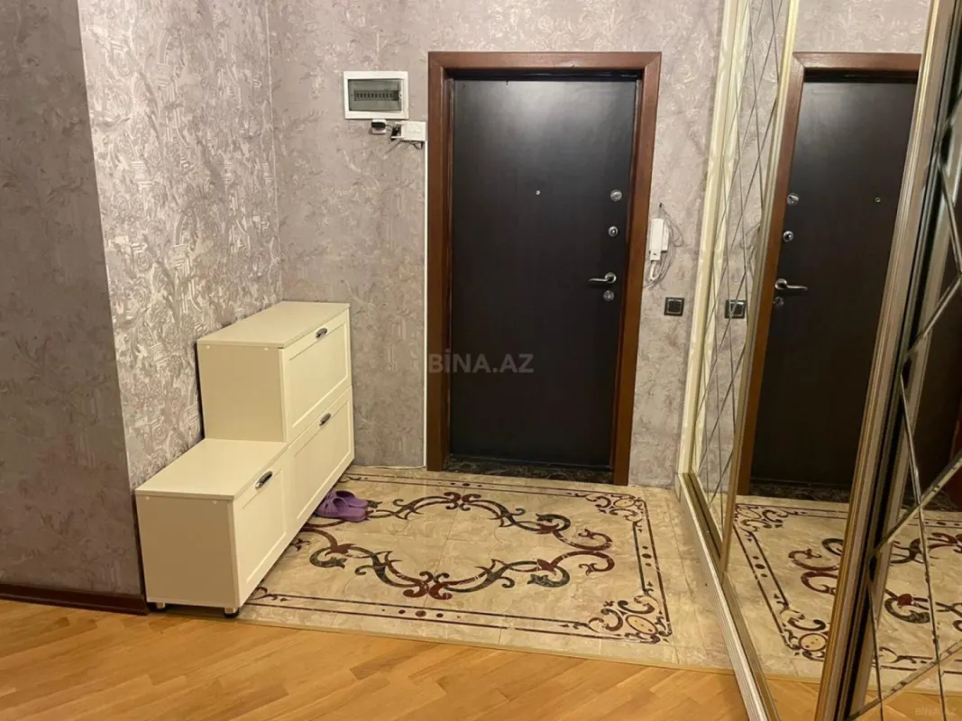 Satılır 4 otaqlı mənzil 180 m²