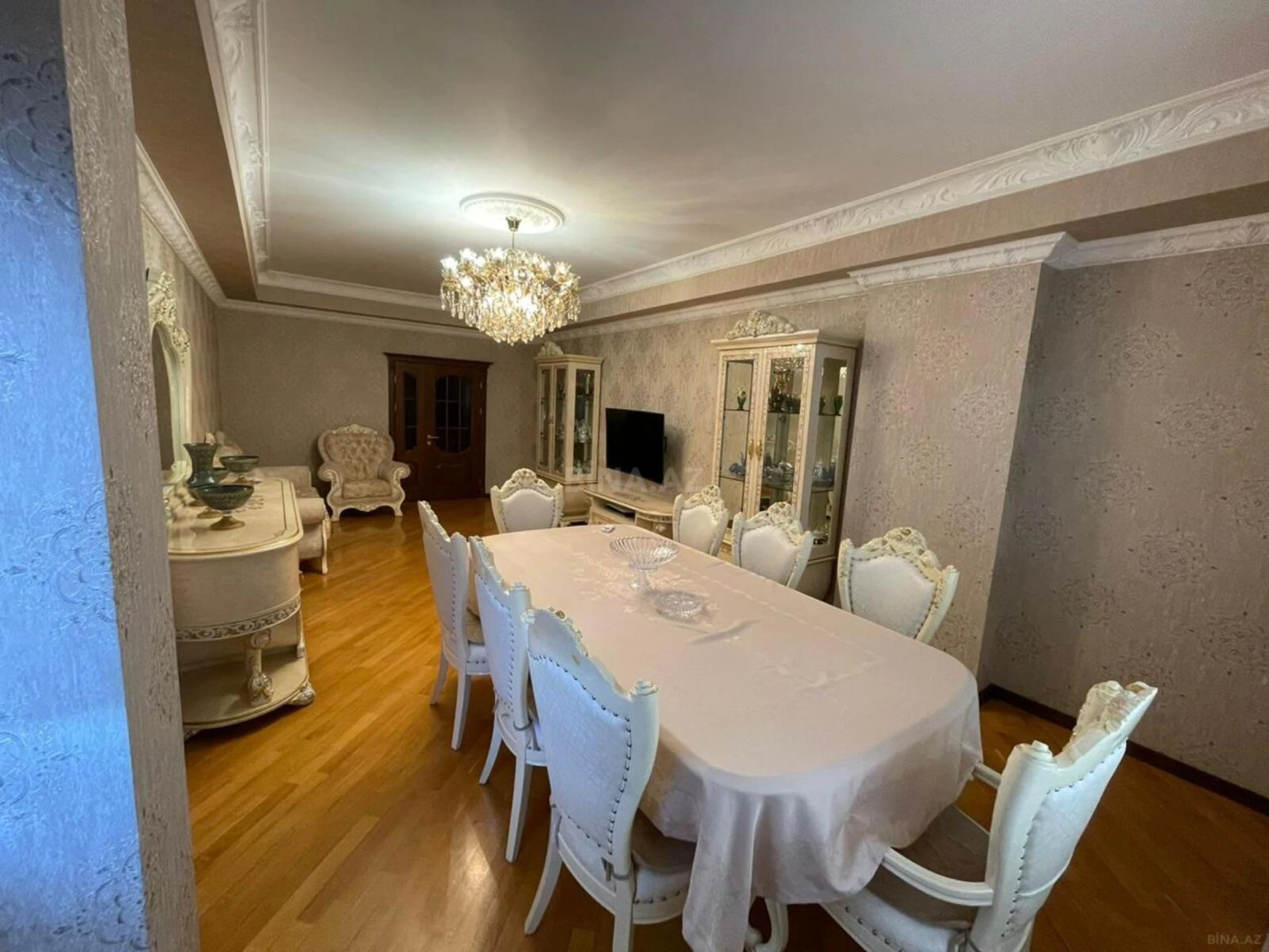 Satılır 4 otaqlı mənzil 180 m²