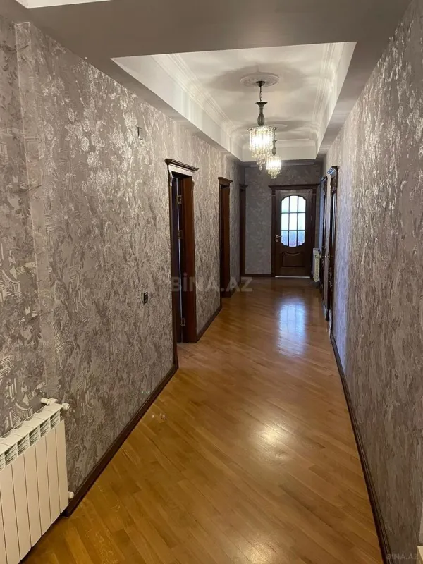 Satılır 4 otaqlı mənzil 180 m²