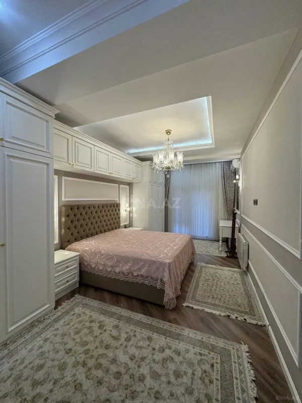 Satılır 4 otaqlı mənzil 180 m²