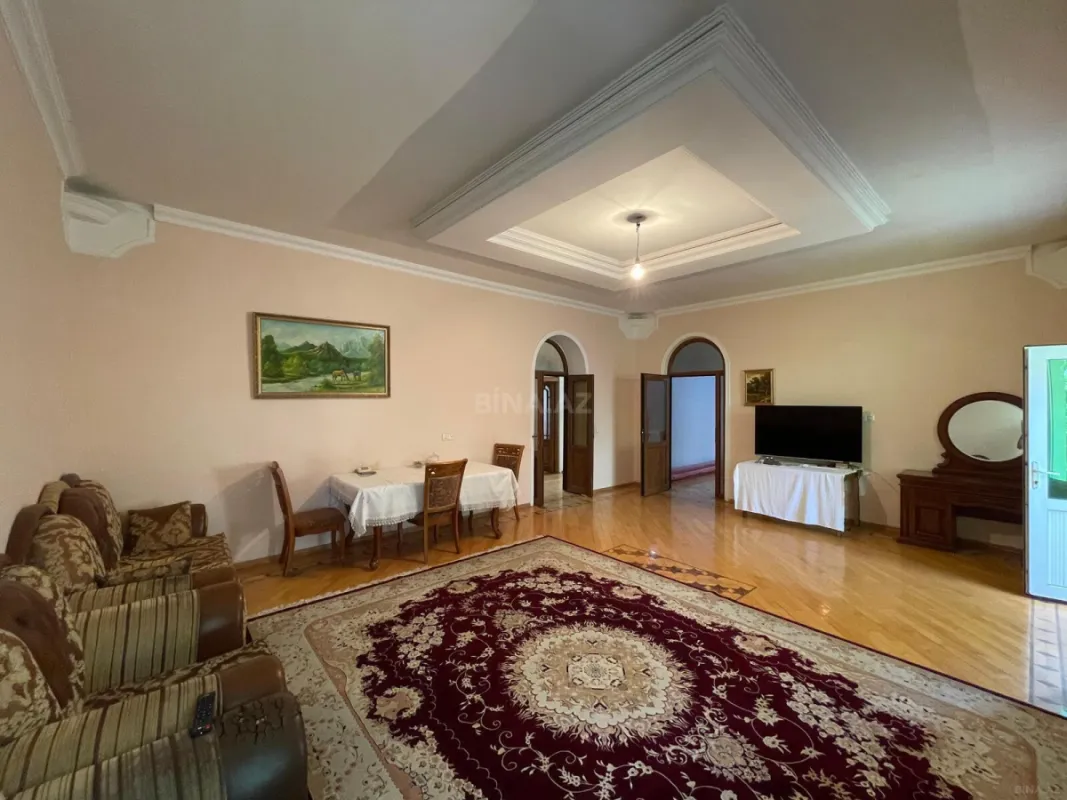 Satılır 6 otaqlı həyət evi 750 m²
