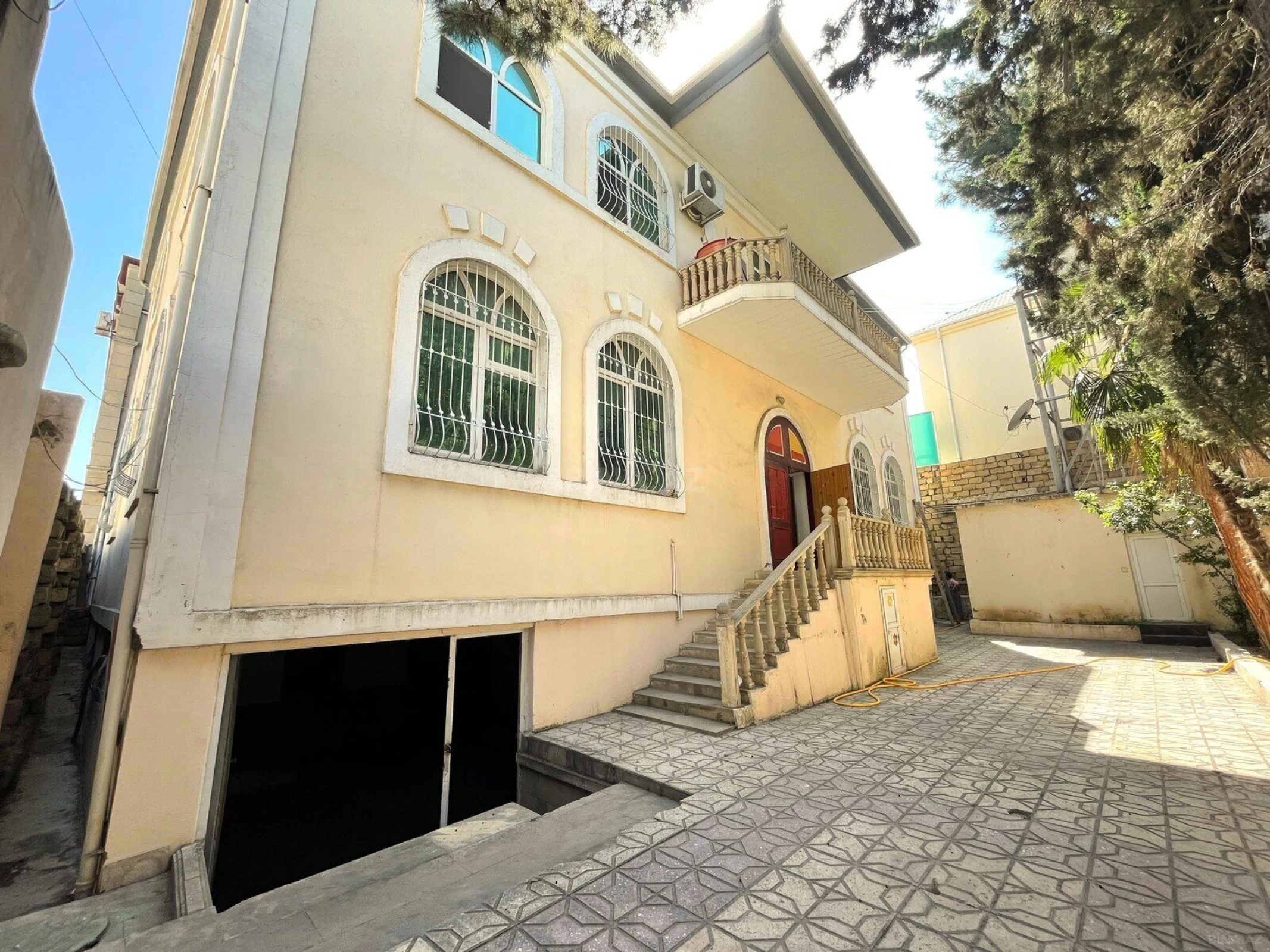 Satılır 6 otaqlı həyət evi 750 m²