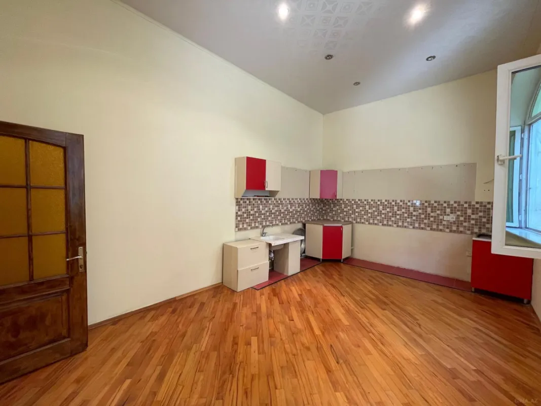 Satılır 6 otaqlı həyət evi 750 m²