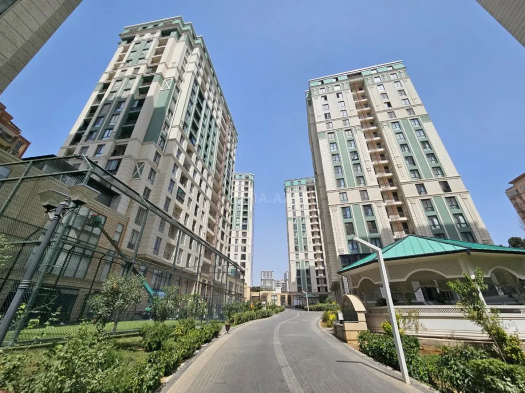 Satılır 4 otaqlı mənzil 178 m²