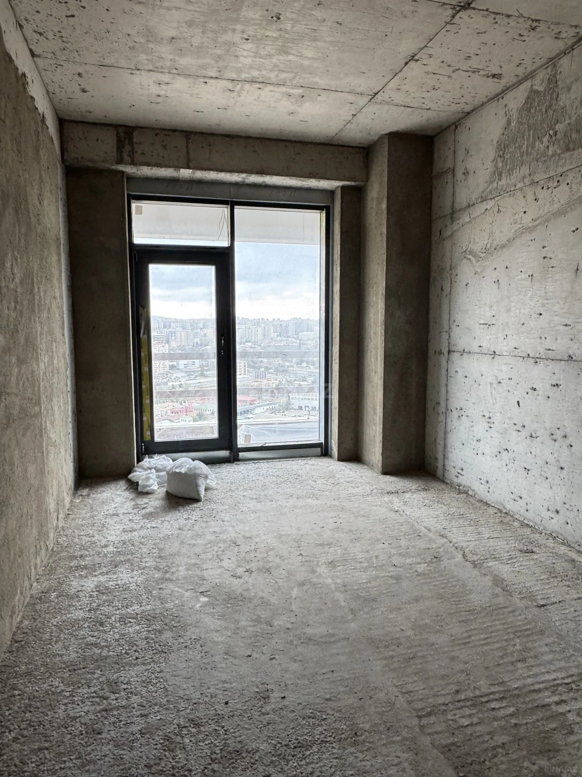 Satılır 3 otaqlı mənzil 178 m²