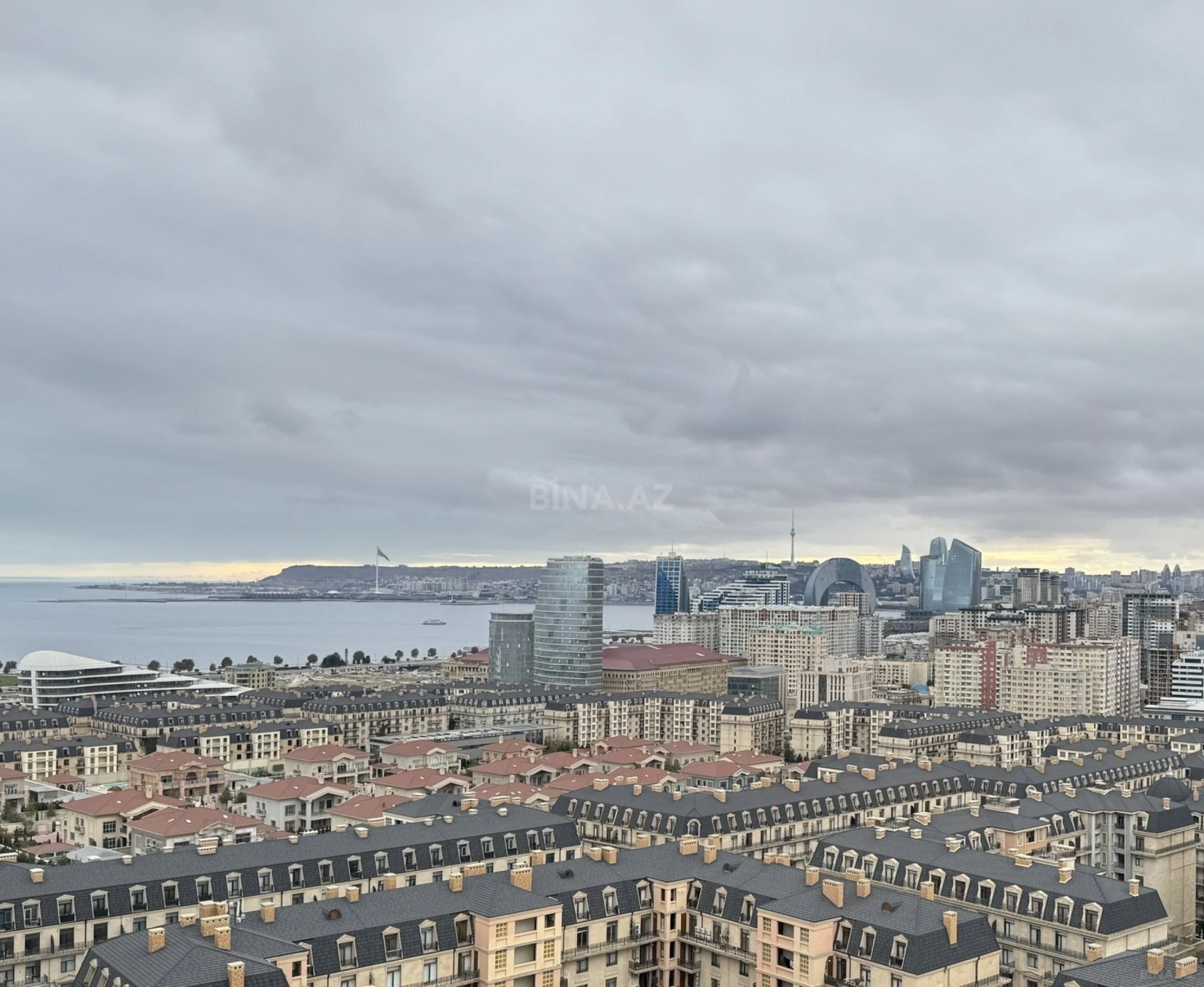 Satılır 3 otaqlı mənzil 178 m²