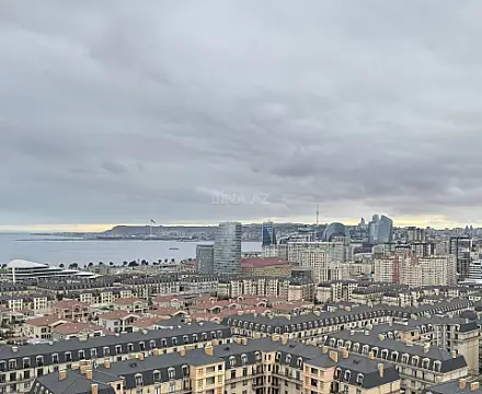 Satılır 3 otaqlı mənzil 178 m²