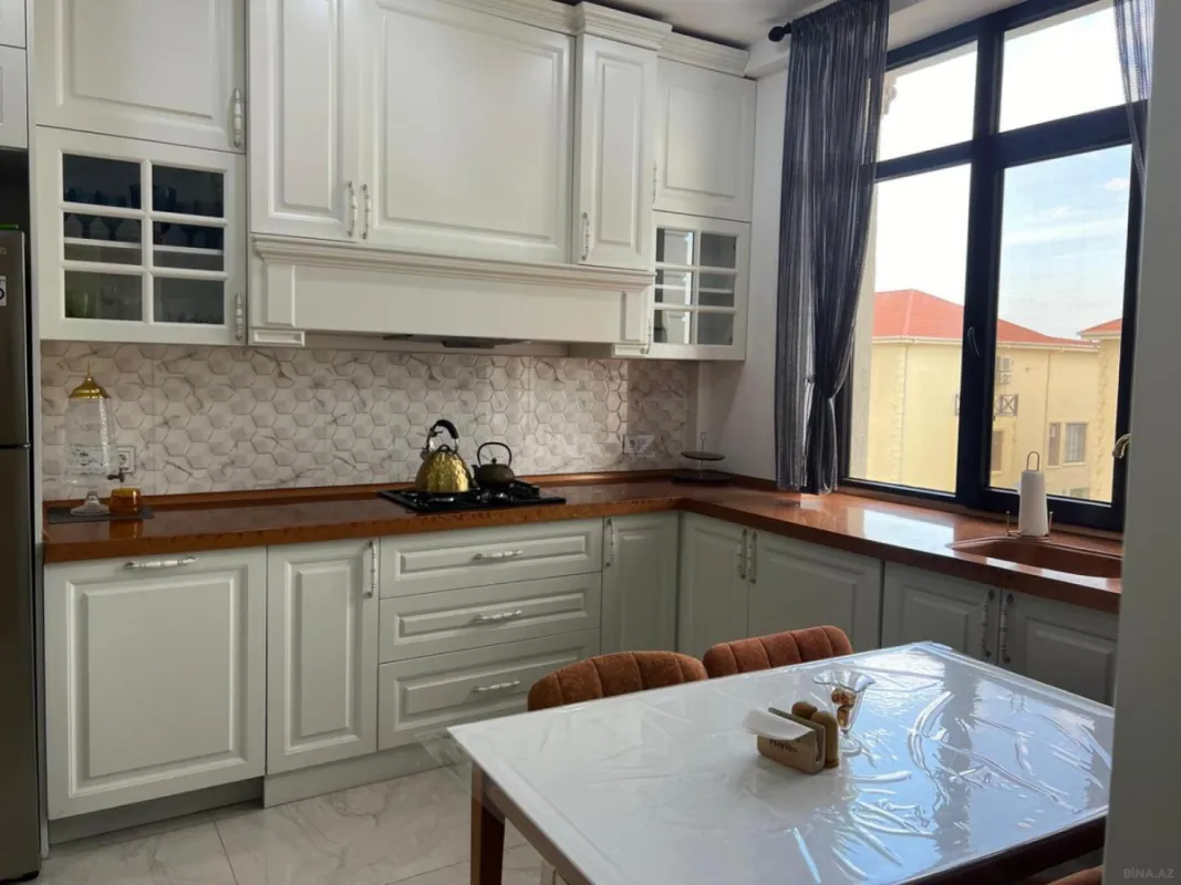 Satılır 4 otaqlı mənzil 135 m²