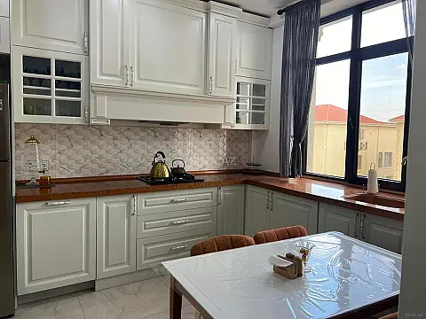 Satılır 4 otaqlı mənzil 135 m²