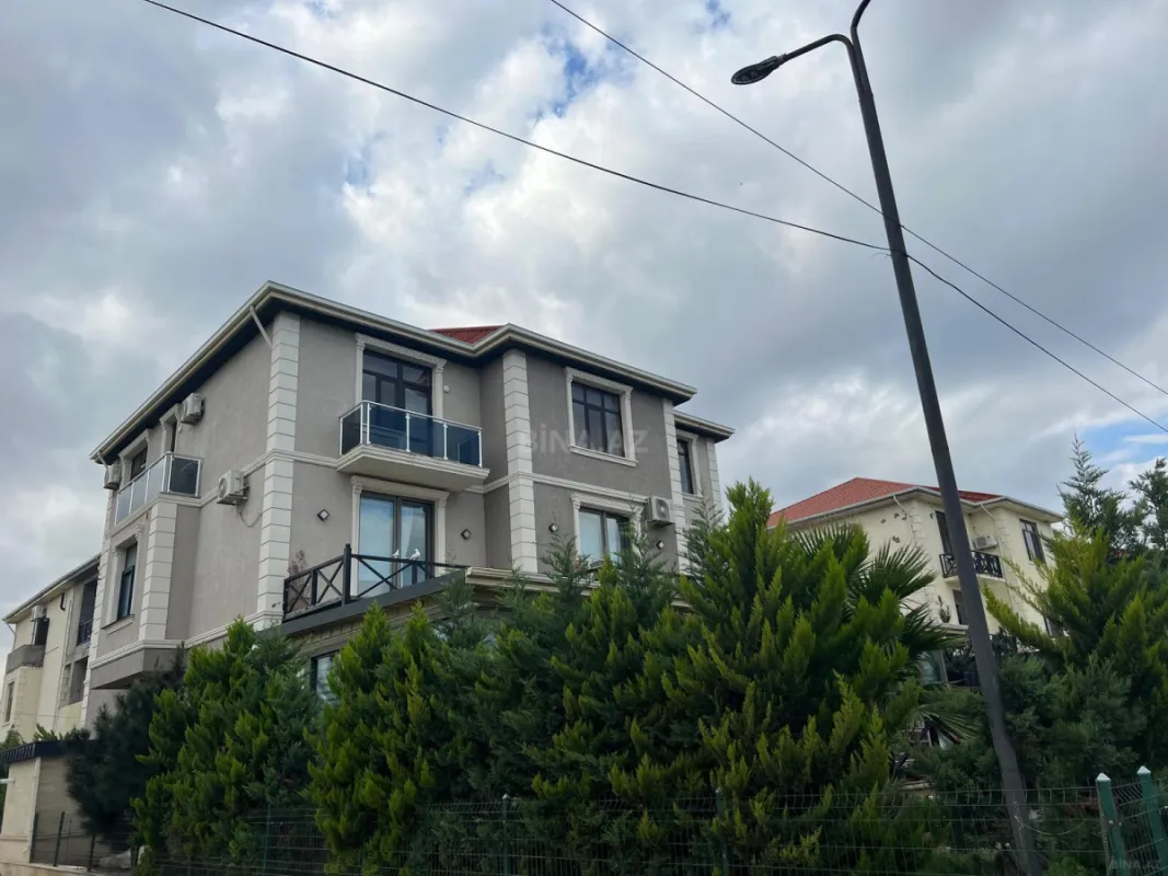 Satılır 4 otaqlı mənzil 135 m²