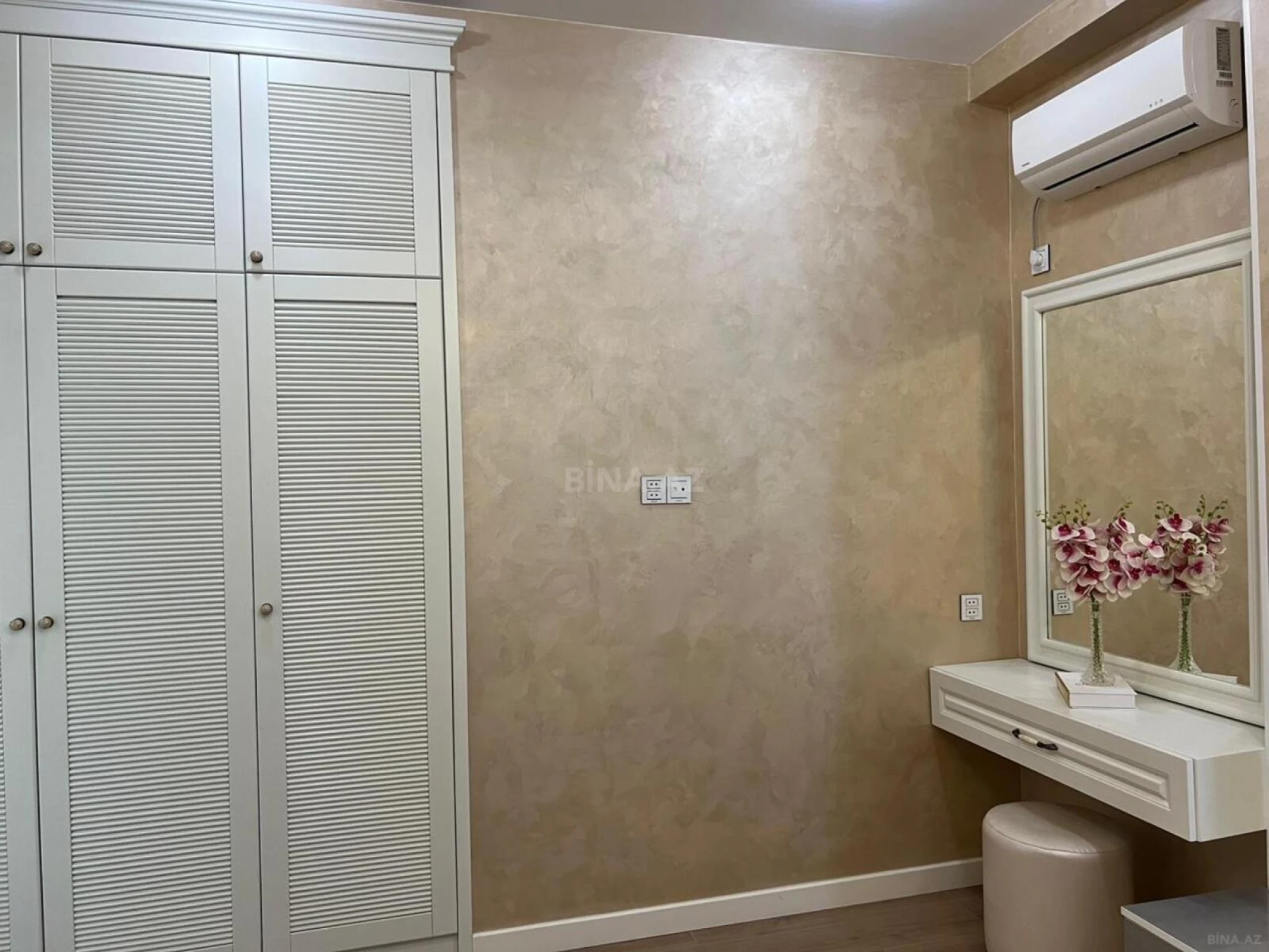 Satılır 4 otaqlı mənzil 135 m²