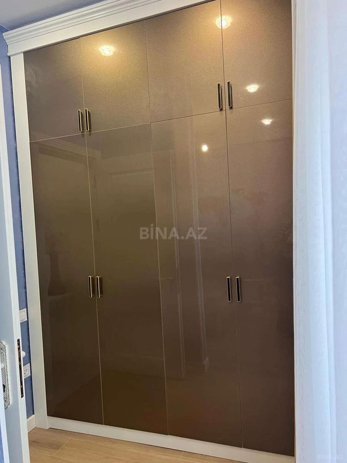 Satılır 4 otaqlı mənzil 135 m²