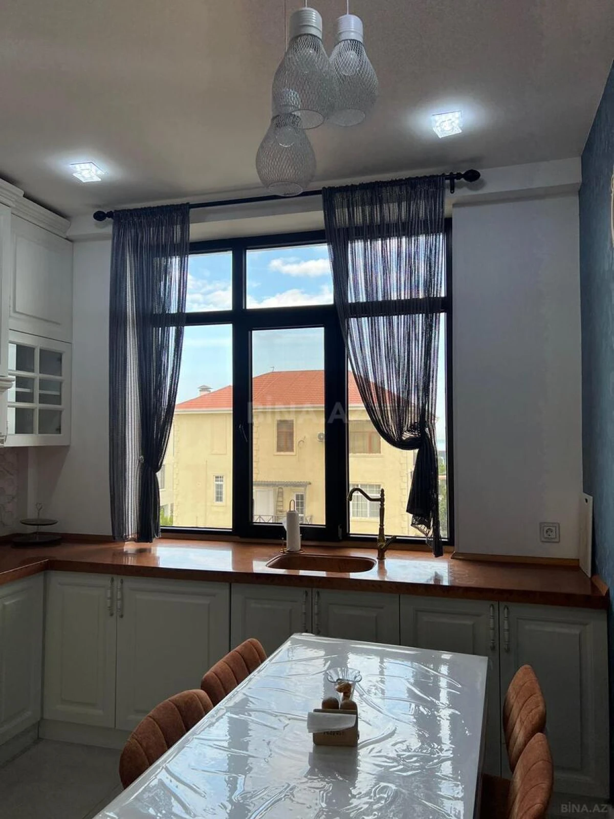 Satılır 4 otaqlı mənzil 135 m²