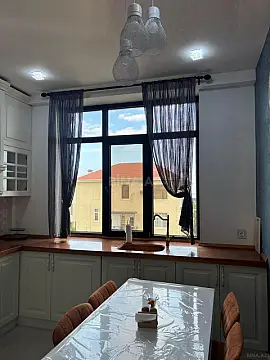 Satılır 4 otaqlı mənzil 135 m²