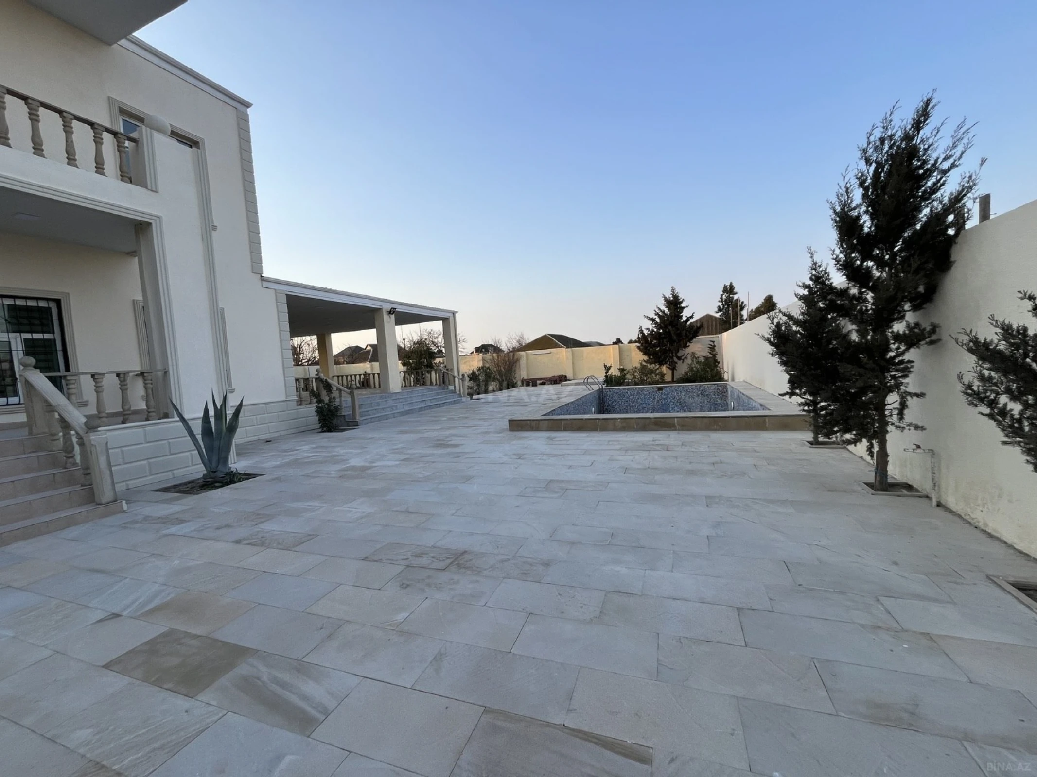 Satılır 5 otaqlı həyət evi 240 m²