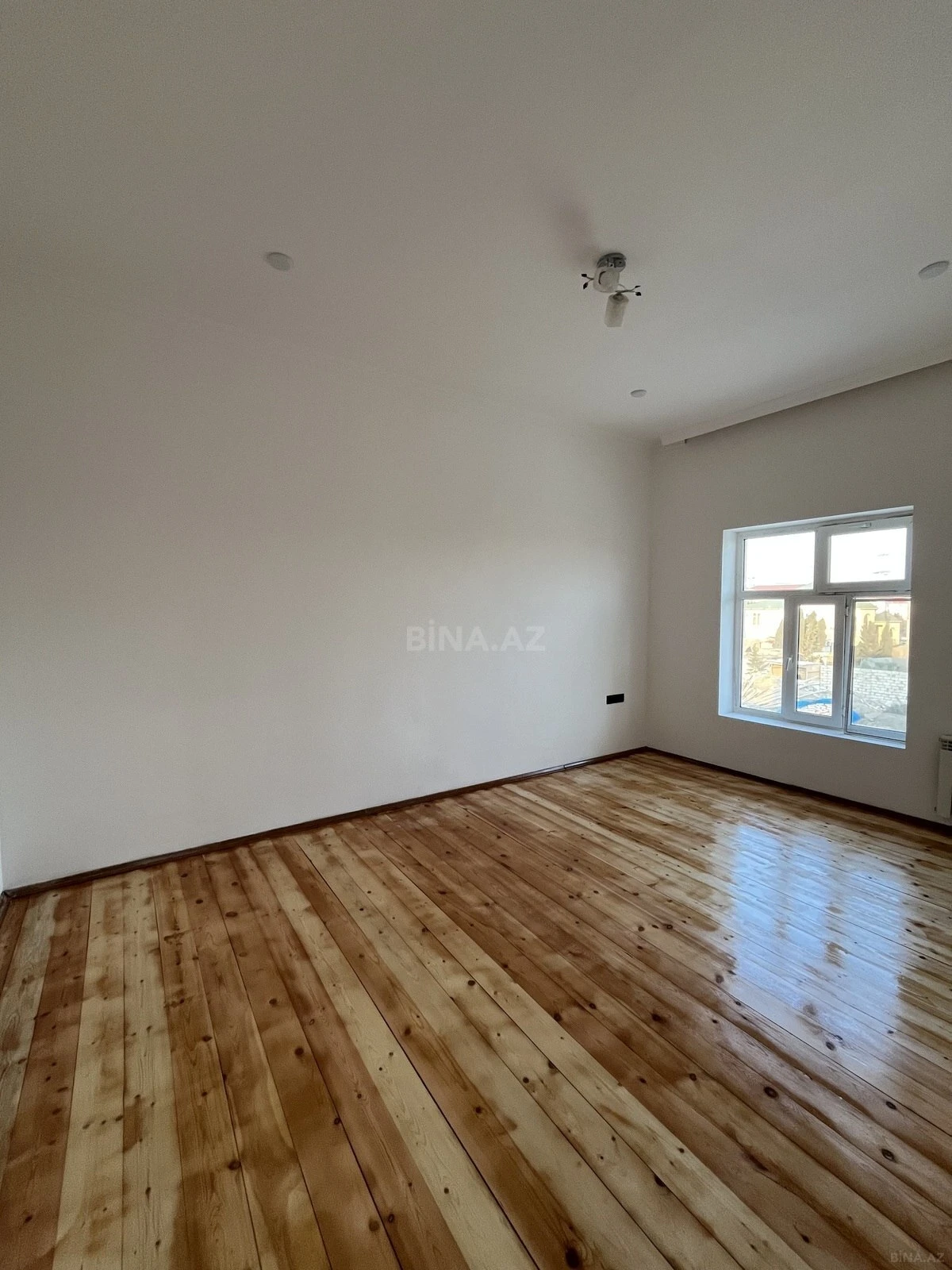 Satılır 5 otaqlı həyət evi 240 m²