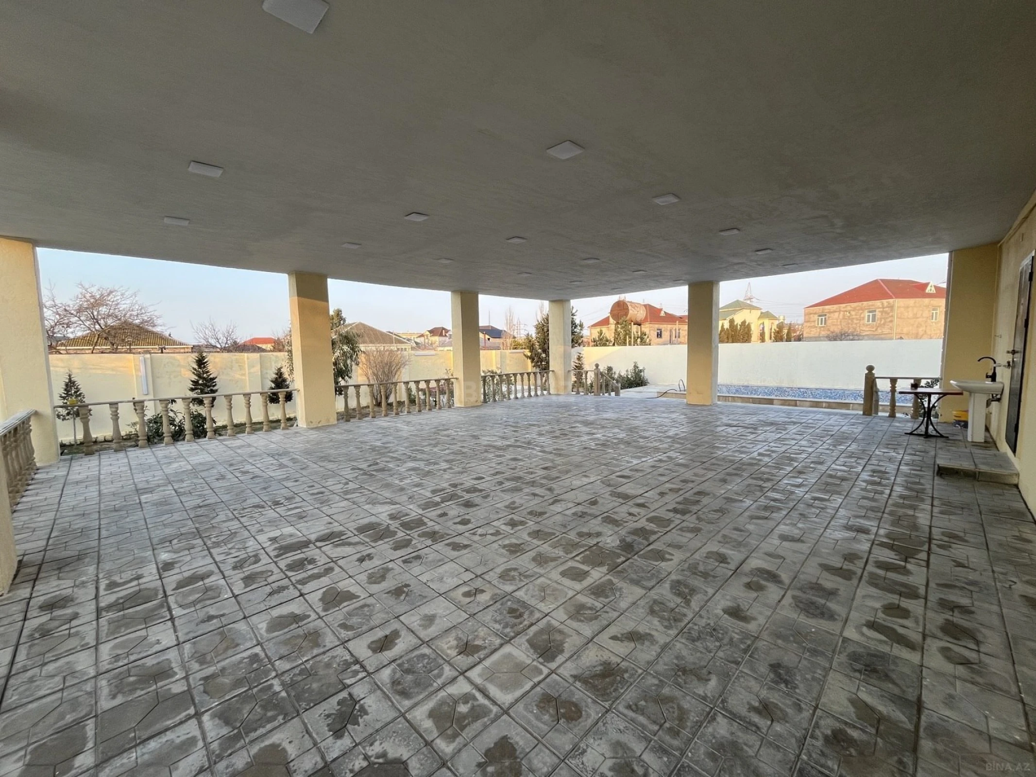 Satılır 5 otaqlı həyət evi 240 m²