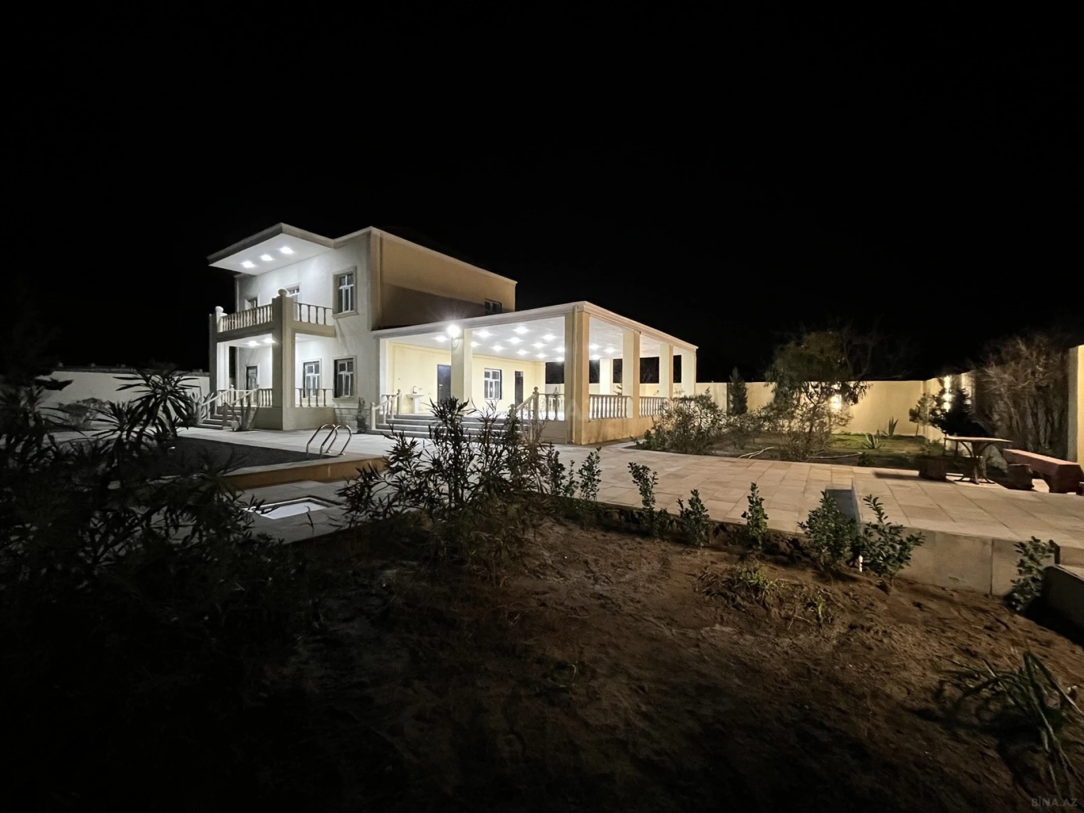 Satılır 5 otaqlı həyət evi 240 m²