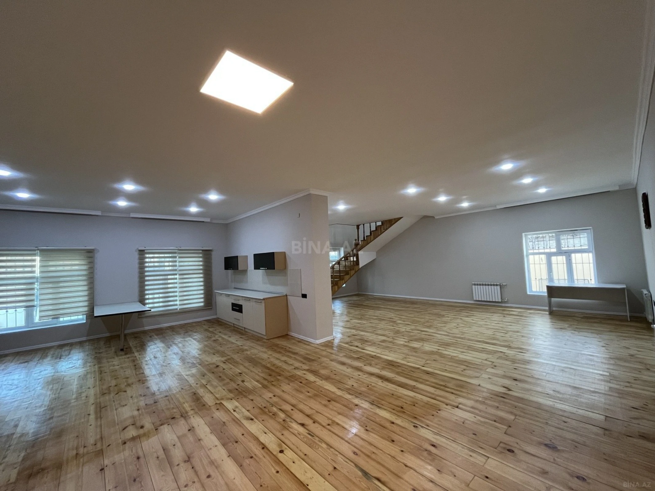 Satılır 5 otaqlı həyət evi 240 m²