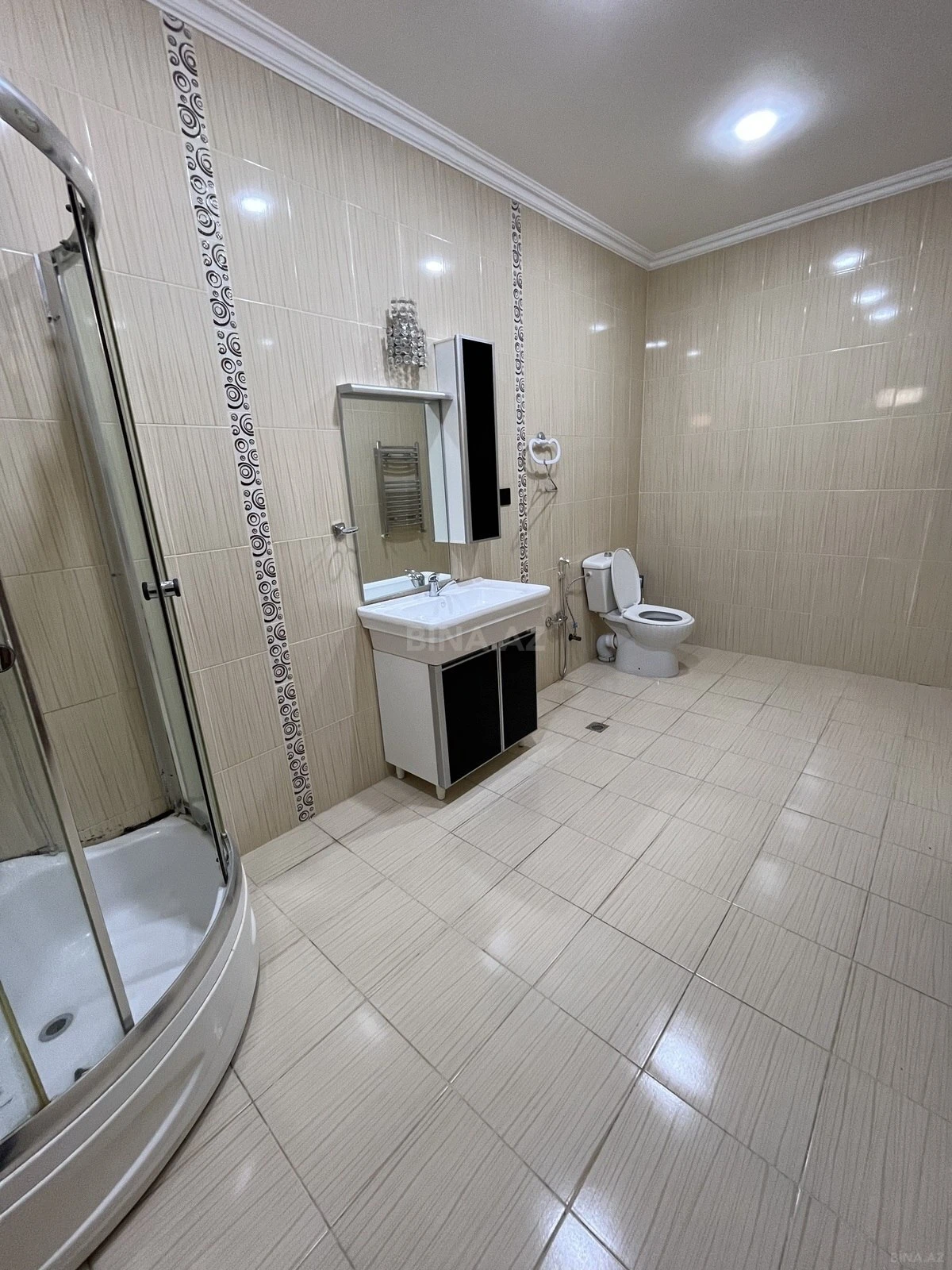 Satılır 5 otaqlı həyət evi 240 m²
