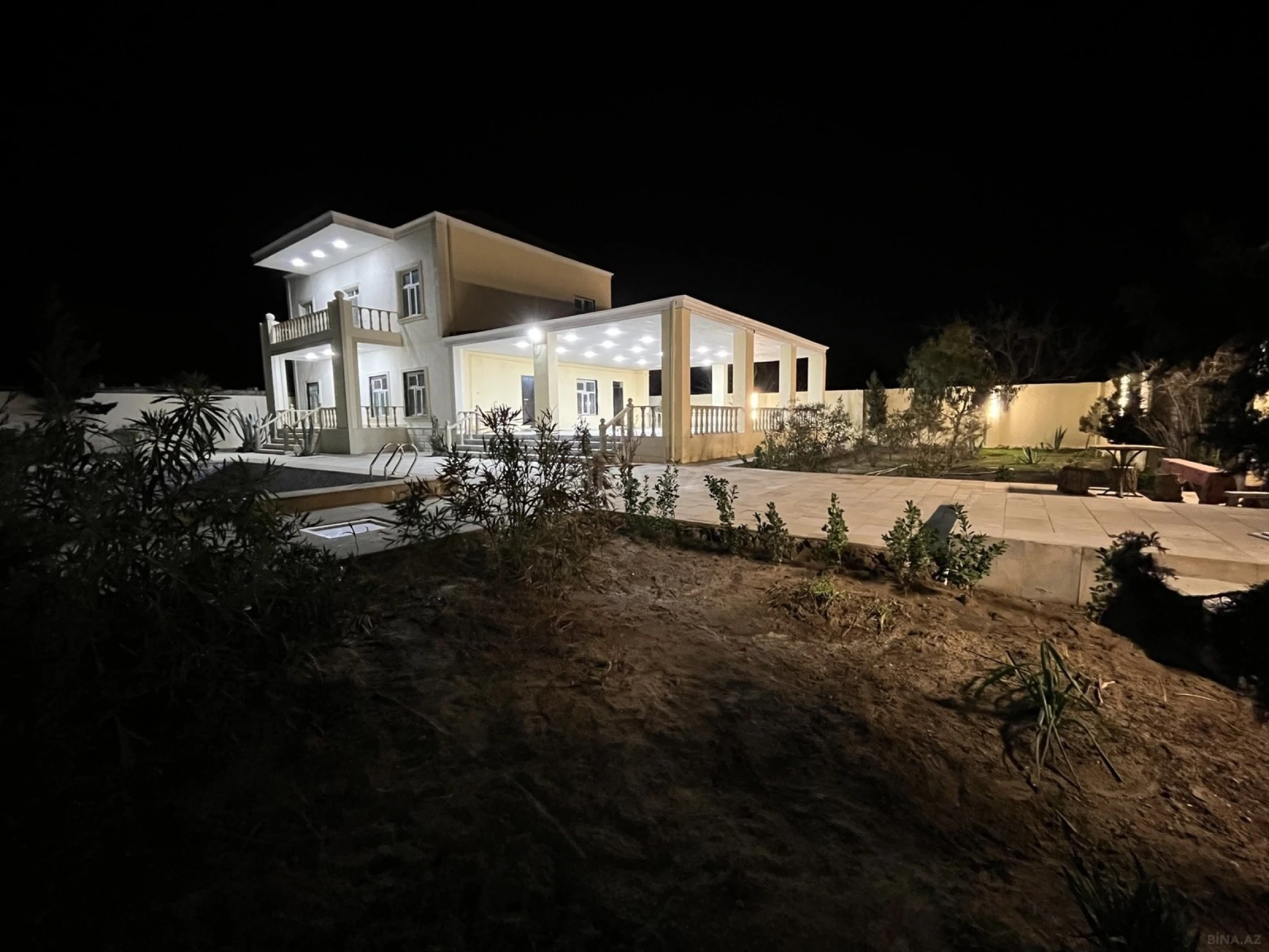 Satılır 5 otaqlı həyət evi 240 m²