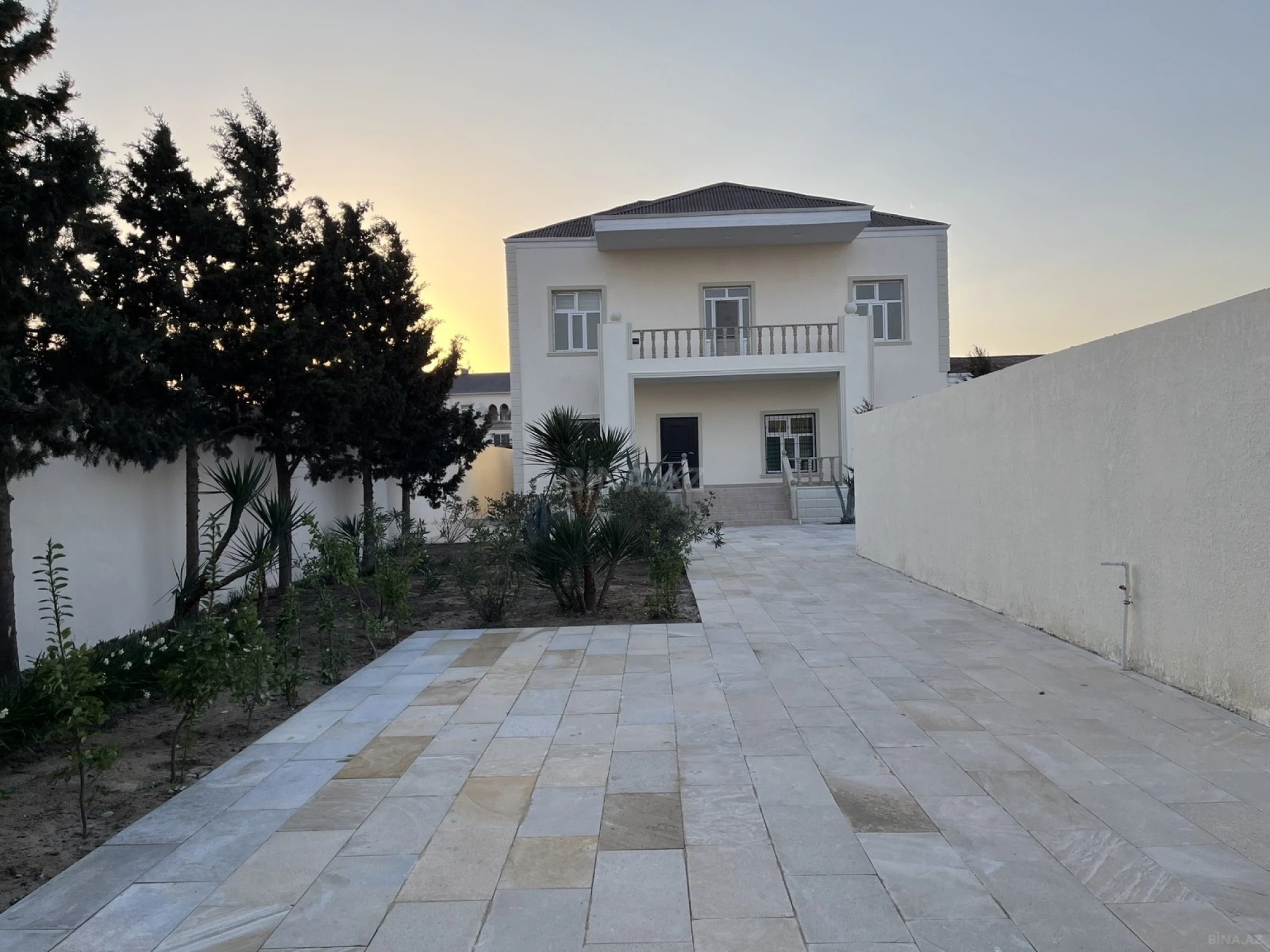Satılır 5 otaqlı həyət evi 240 m²