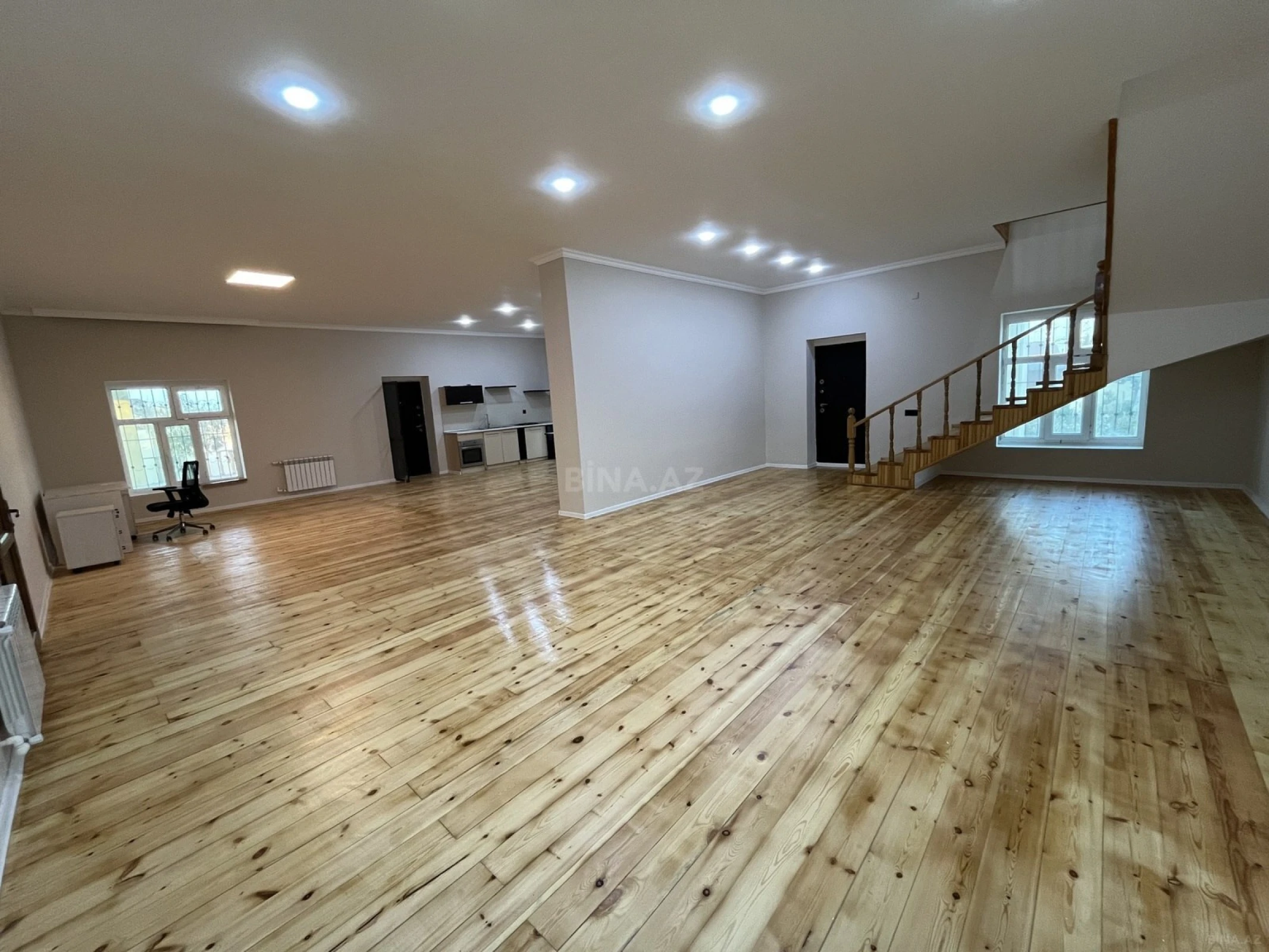 Satılır 5 otaqlı həyət evi 240 m²