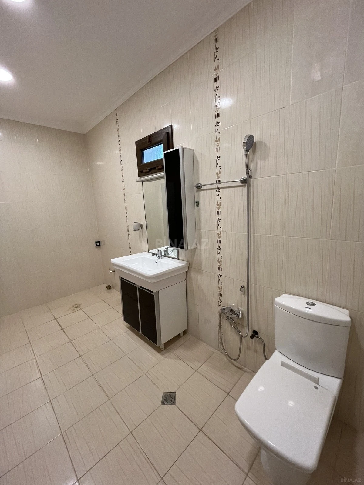 Satılır 5 otaqlı həyət evi 240 m²