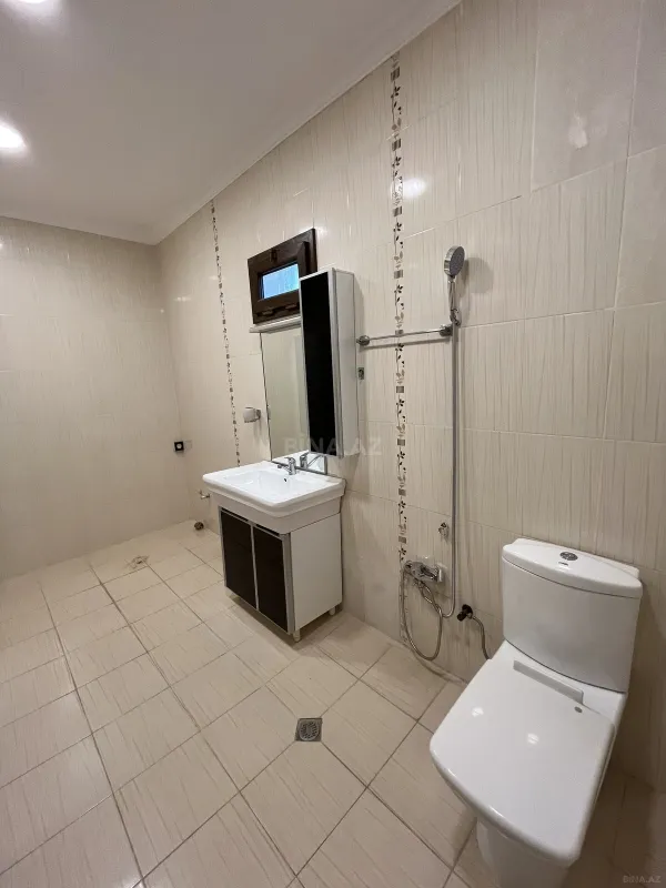 Satılır 5 otaqlı həyət evi 240 m²