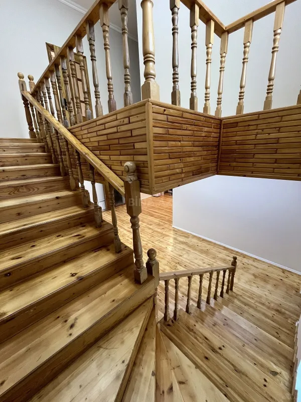 Satılır 5 otaqlı həyət evi 240 m²