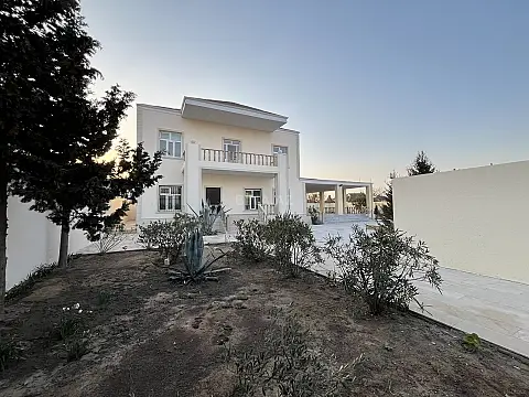 Satılır 5 otaqlı həyət evi 240 m²