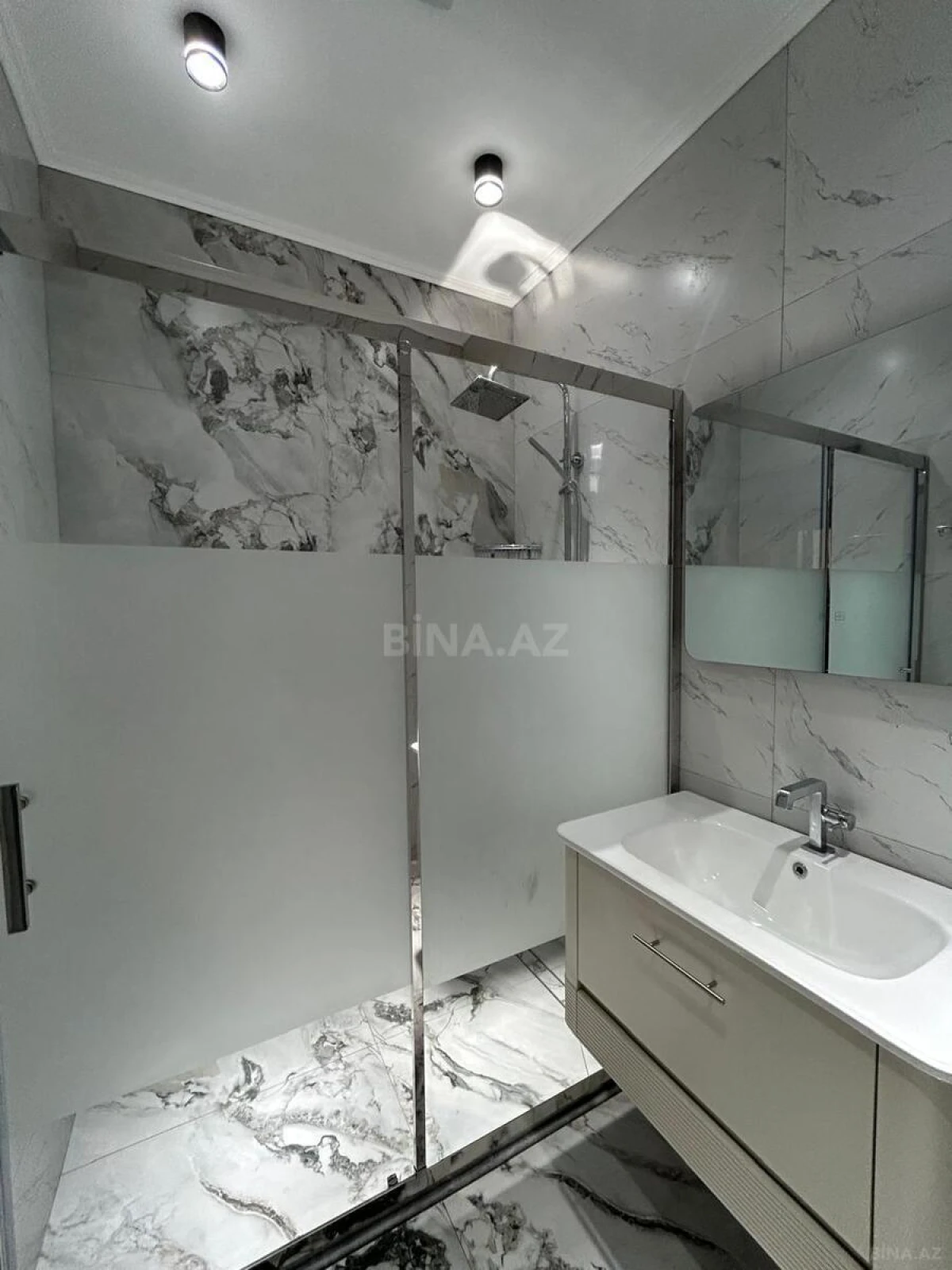 Satılır 2 otaqlı mənzil 85 m²
