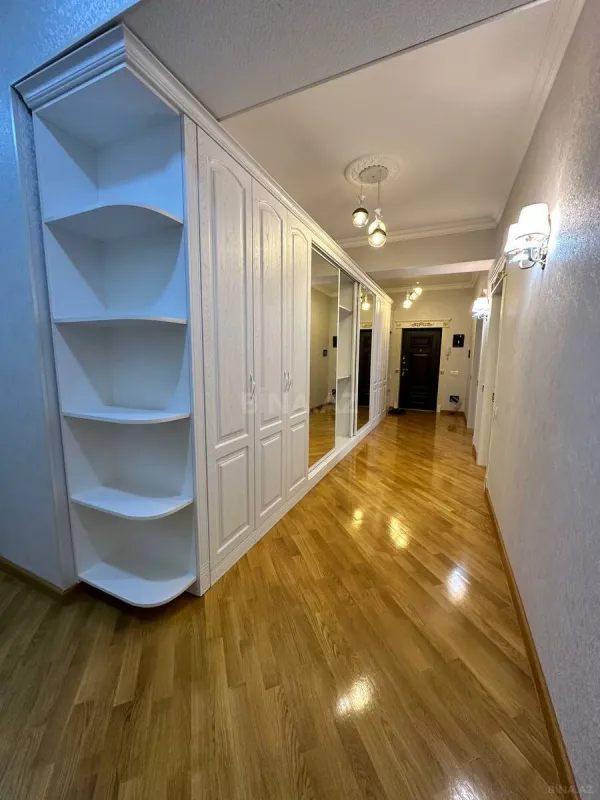 Satılır 3 otaqlı mənzil 137 m²
