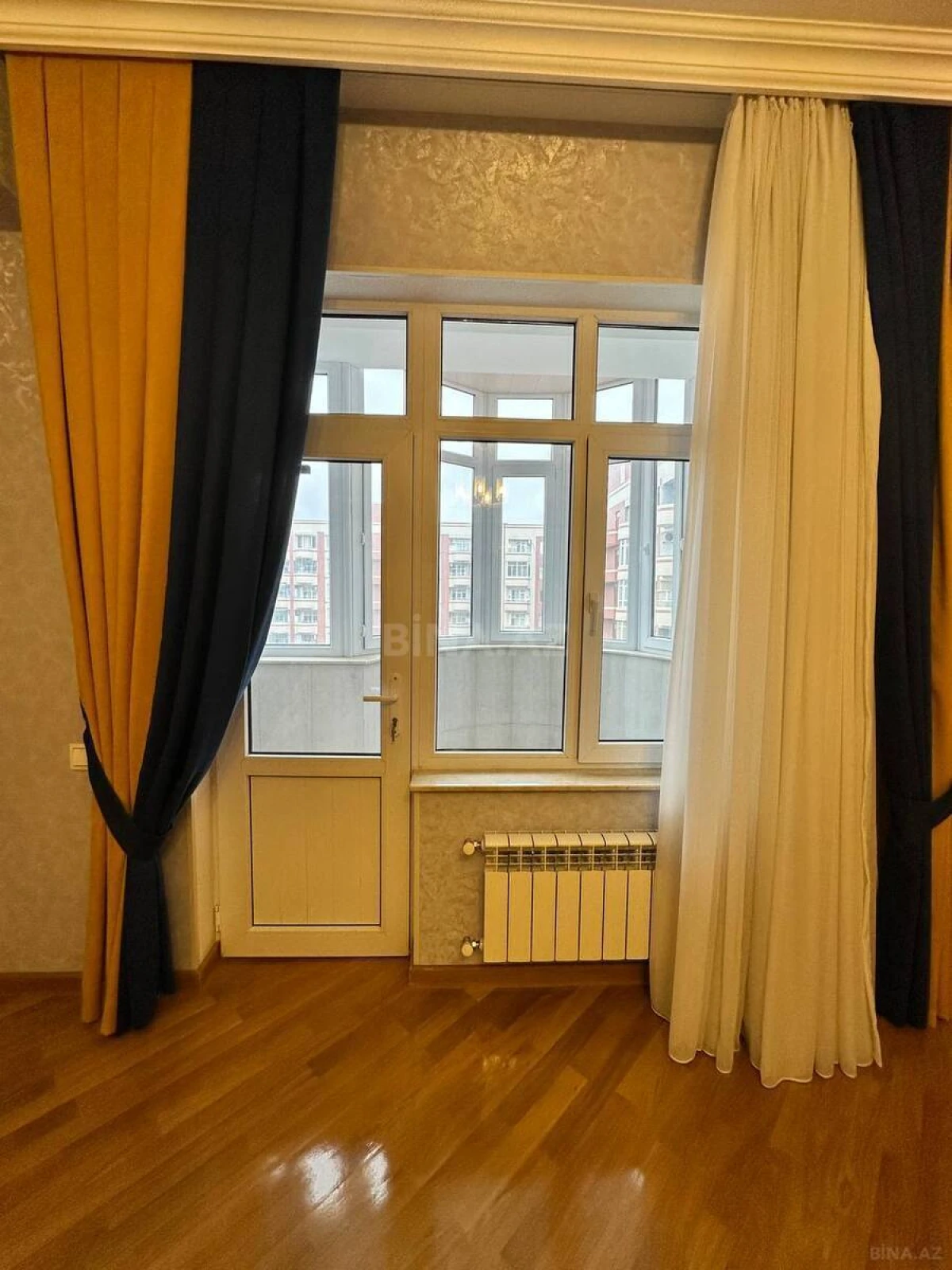 Satılır 3 otaqlı mənzil 137 m²