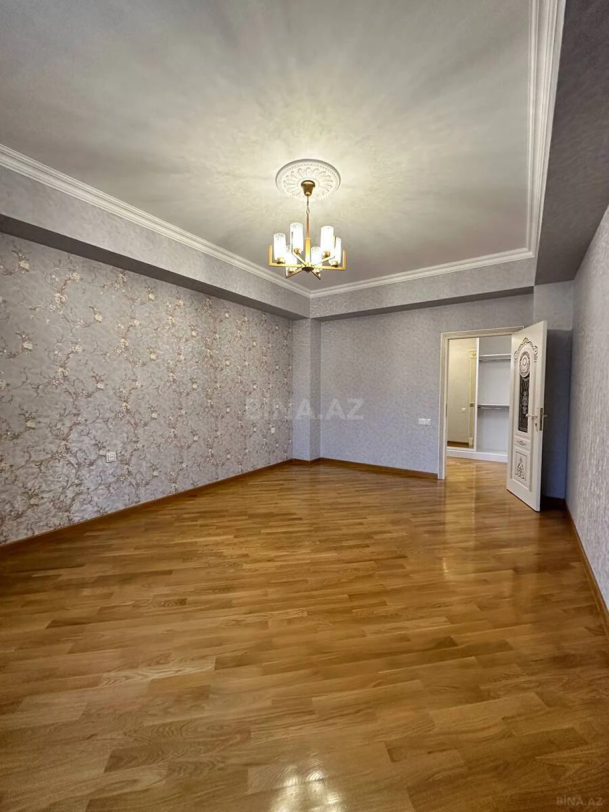 Satılır 3 otaqlı mənzil 137 m²