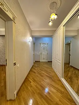 Satılır 3 otaqlı mənzil 137 m²